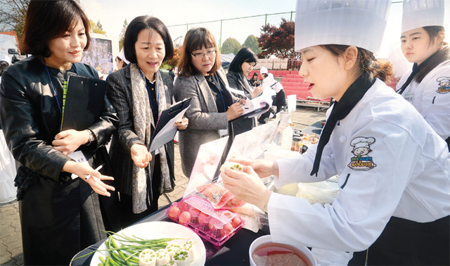 ▲ 심사위원들이 참가자들의 요리 과정을 둘러보고 있다.
