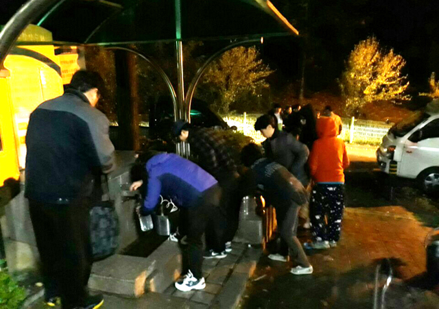 5일 오후부터 시작된 갑작스런 단수로 인해 군포시민광장 체육공원 약수터에서 시민들이 물통을 들고 줄을 서 있다. 김성훈기자