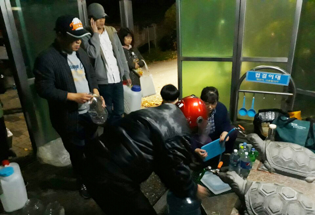 ▲ 5일 오후부터 시작된 갑작스런 단수로 인해 군포 당동 희망약수터에서 시민들이 물을 받고 있다. 김성훈기자