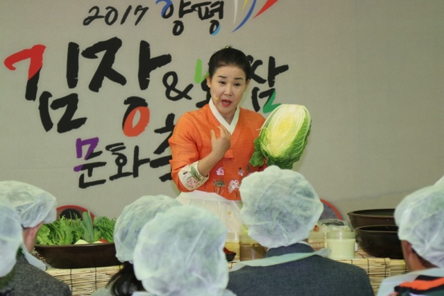 ▲ 양평 김장축제에서 유정임 김치명인이 김장비법을 강의하고 있다.