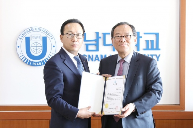 ▲ 사진1_KB국민은행 사재상 신갈지점장에게 감사장을 전달하는 강남대학교 윤신일 총장