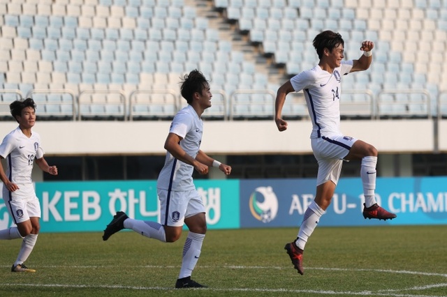 ▲ 6일 파주스타디움에서 열린 2018 아시아축구연맹(AFC) U-19 챔피언십 예선 한국과 동티모르 경기서 한국 전세진(오른쪽)이 선취골을 터뜨린 후 환호하고 있다.연합뉴스