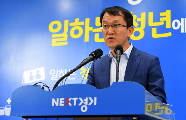 ▲ 6일 경기도청 브리핑룸에서 열린 기자회견에서 조청식 경기도 기획조정실장이 2018년도 예산안 편성에 대해 발표하고 있다. 경기도 내년 예산은 도 역사상 처음으로 20조를 넘은 22조 997억으로 편성됐다. 조태형기자