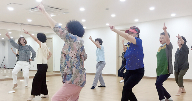▲ 수원여성문화공간 휴에서 진행 중인 ‘할머니는 늙지 않는다-실버 건강댄스’ 프로그램 참가자들이 신나게 춤을 추고 있다.