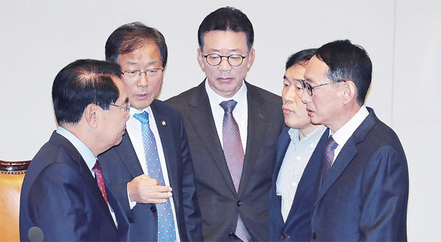 ▲ 2018년도 예산안 논의를 위해 6일 오전 국회에서 열린 예산결산특별위원회 전체회의에서 백재현 위원장(왼쪽부터) 더불어민주당 윤후덕 의원, 바른정당 홍철호 의원, 국민의당 황주홍 의원, 자유한국당 김도엽 간사가 대화하고있다. 연합뉴스