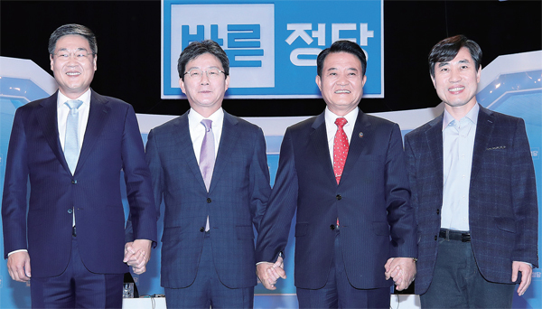 남는 자 6일 오후 서울 여의도 KBS에서 열린 당대표 및 최고위원 선출을 위한 방송3사 초청 후보자 토론회에 참석한 정문헌(왼쪽부터)·유승민·박유근·하태경 후보가 토론회 시작전 포즈를 취하고 있다. 연합뉴스