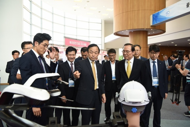 ▲ [사진1]중소기업제품 전시 둘러보는 이학수 K-water 사장(가운데)와 안충영 동반성장위원장(가운데 우)_2070619