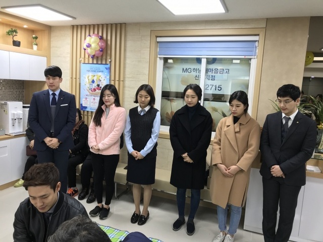 ▲ 신장지점 확장 이전에 따라 고사를 지내고 있다.