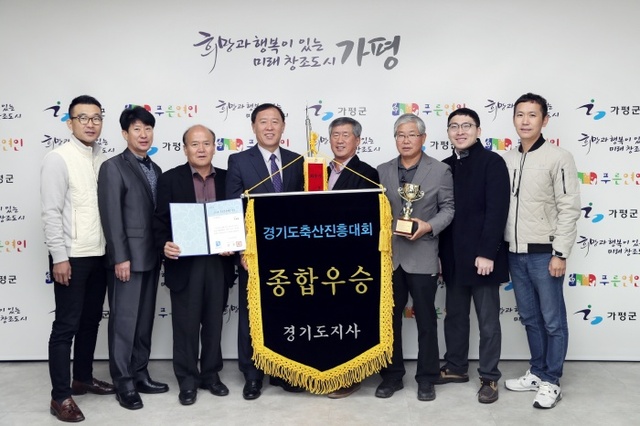 ▲ 축산진흥대회종합우승기전달