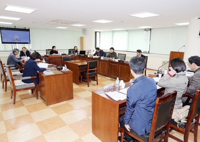▲ 광명시의회 의원들이(좌측부터 고순희, 나상성, 이윤정, 김기춘, 이길숙, 안성환 의원)이 7일 복지건설위원회 회의실에서 광명시의회 의원과 청소년 시설장과의 간담회를 갖고 있다. 광명시의회 제공
