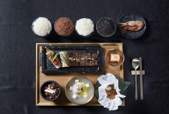 ▲ 세번째 메뉴,360년 씨간장으로 만든 소스의 한우 갈비구이와 독도세우로 올린 송이 돌솥반상 사진=청와대 제공