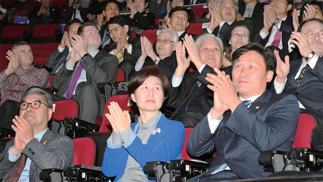 이재정 경기도교육감, 백혜련 국회의원, 김영진 국회의원, 신항철 경기일보 대표이사 사장 등 참석 내빈들이 박수를 치고 있다.