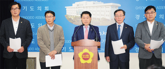 ▲ 경기도의회 더불어민주당 박승원 대표의원 등이 7일 도의회 브리핑 룸에서 2018년도 민생연정 정책사업 예산편성 관련 기자회견을 하고 있다. 김시범기자