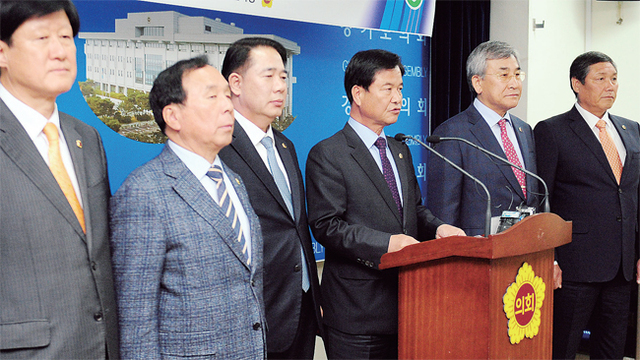 ▲ 경기도의회 바른정당 소속 의원들이 7일 오후 브리핑룸에서 기자회견을 통해 바른정당 탈당과 자유한국당 복당을 선언하고 있다.  김시범기자