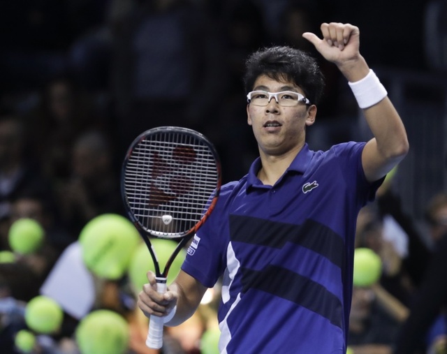 ▲ 한국 테니스의 간판 정현이 7일(현지시간) 이탈리아 밀라노에서 열린 남자프로테니스(ATP) 넥스트 제너레이션 파이널스 대회 첫 날 A그룹 1차전에서 캐나다의 데니스 샤포발로프(51위)를 제압한 뒤 엄지손가락을 치켜들고 있다.연합뉴스
