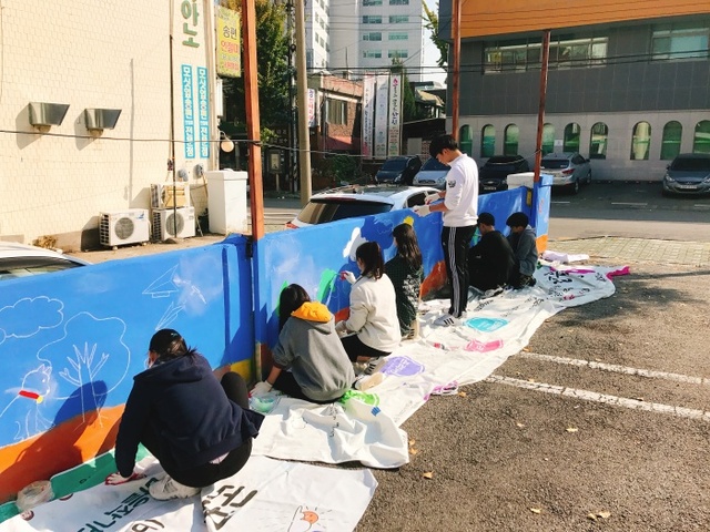 ▲ 군포 당동청소년문화의집 벽화활동