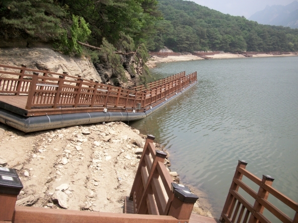 ▲ 포천시가 지난 2011년 10월 산정호수에 11억여 원을 들여 설치한 부력식 수변 데크. 난간이 내려앉는 등 무용지물로 전락해 방치되고 있다. 김두현기자