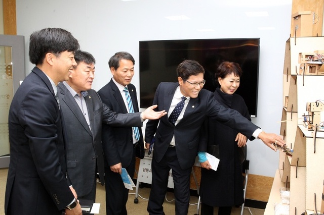 ▲ 지난 7일 광명시의회 의원들이 성동구 4차산업혁명체험센터를 방문해 관계자로부터 설명을 듣고 있다. 광명시의회 제공