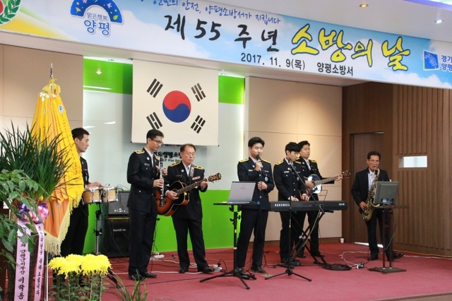 ▲ 소방의날을 축하하는 식전 행사로 소방관들로 구성된 밴드 '어우러지기'가 축하공연을 하고있다.