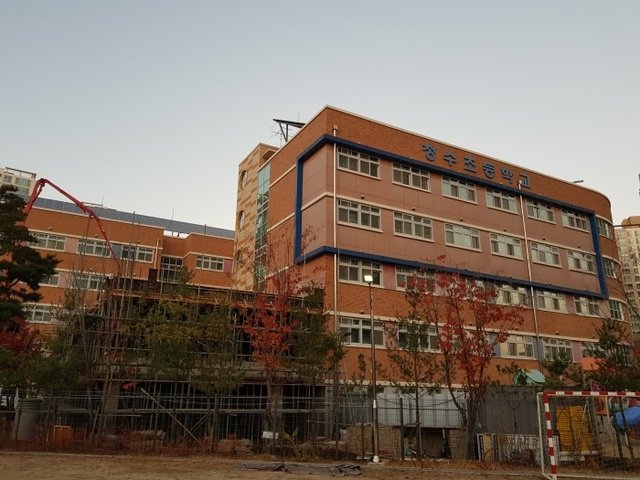 ▲ 증축공사가 한창인 김포 한강신도시 운양동 지역 내 하늘빛초등학교와 청수초등학교 전경. 이들 학교는 계속되는 증축공사와 초과밀 학생수 등으로 학교 급식 등 최악의 학습 분위기로 몸살을 앓고 있다. 양형찬기자