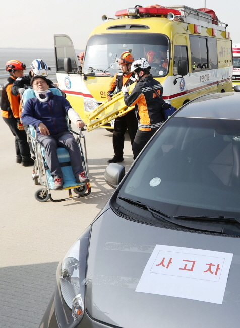 ▲ 9일 오후 인천시 중구 인천대교에서 열린 '인천대교 겨울철 폭설대비 합동훈련'에서 119 소방대원들이 폭설로 교통사고가 차량에서 운전자를 구조하고 있다.장용준기자