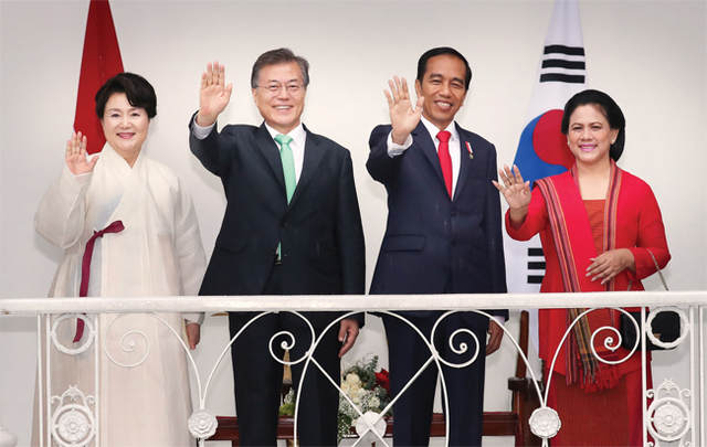 ▲ 인도네시아를 국빈방문한 문재인 대통령 내외가 9일 오후(현지시간) 자카르타 보고르 대통령궁에서 조코 위도도 인도네시아 대통령 내외와 손을 흔들며 인사하고 있다. 연합뉴스