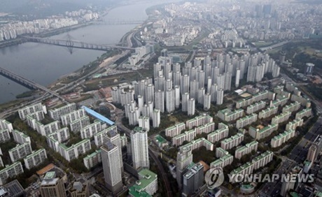 ▲ 정부의 8·2부동산 대책과 지난달 가계부채대책 발표에도 서울 아파트값이 지난해 연간 상승률 대비 다시 강세를 보이고 있다. 사진/연합뉴스
