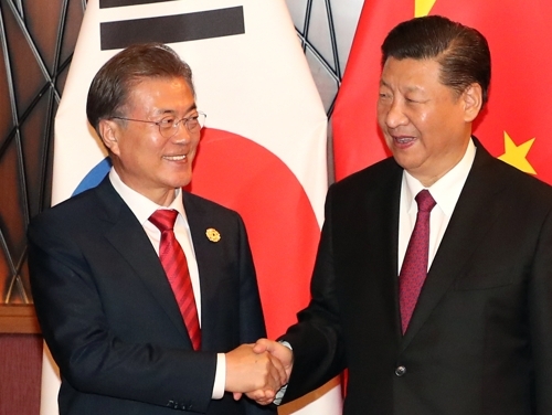 ▲ APEC 정상회의 참석 중인 문재인 대통령과 시진핑 중국 국가주석이 11일 오후(현지시간) 베트남 다낭 크라운플라자 호텔에서 열린 정상회담에서 반갑게 미소지으며 악수하고 있다. /연합