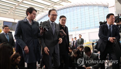 ▲ 이명박 전 대통령이 바레인을 방문하기 위해 12일 오전 인천공항에 도착하고 있다. 이 전 대통령은 현지 각료 및 바레인 주재 외교사절 등 고위공직자를 대상으로 강연할 예정이다.  /연합