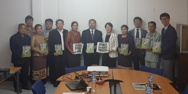 ▲ 국립수목원 연구진들과 분통 부아홈 원장을 비롯한 라오스 농림연구원 직원들이 모여 협력사업의 성과를 기념하기 위해 발간 행사를 열었다