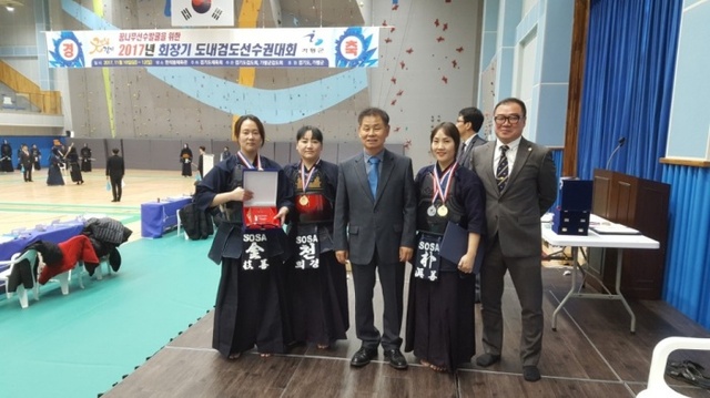 ▲ 제37회 경기도회장배 검도선수권대회 여자 도장부 단체전서 우승한 부천 소사관 선수들과 이항수 사범(오른쪽)이 시상식 후 최종호 경기도검도회장과 기념촬영을 하고 있다.경기도검도회 제공