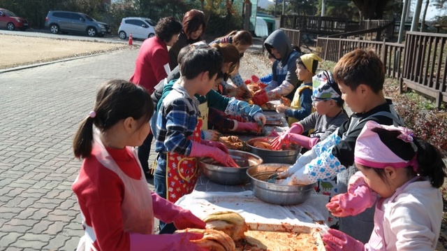 ▲ 금성초교 사랑의 김장담그기