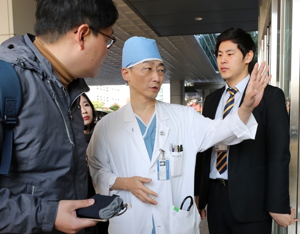 ▲ 14일 오전 경기도 수원시 아주대병원 경기남부 권역외상센터에서 이국종 교수가 귀순 병사의 상태를 설명하고 있다. 이 교수는 JSA로 귀순하다 북한군의 총격으로 부상을 입은 북한군 병사의 집도를 담당하고 있다.  /연합