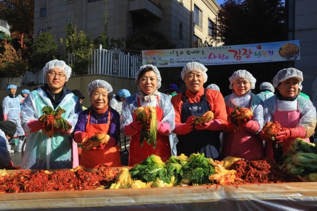 ▲ 과천_신계용 시장 사랑의 김장 담그기 행사 참여 1