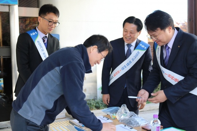 ▲ (사진 1) 농업가치 헌법반영 서명 켐페인
