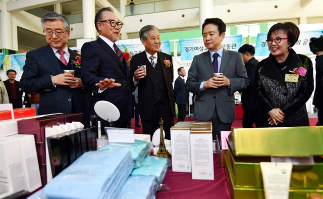 ▲ 14일 경기도경제과학진흥원에서 열린 ‘경기도 중소기업 이업종 융합 프라자’에서 남경필 경기지사와 한희준 중소기업융합경기연합회장, 신항철 경기일보 대표이사 사장 등 참석자들이 우수 중소기업에서 생산한 신제품을 살펴보고  있다.전형민기자