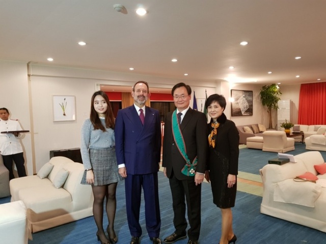 ▲ 이용준 전 주(駐)이탈리아 대사(오른쪽 두번째)