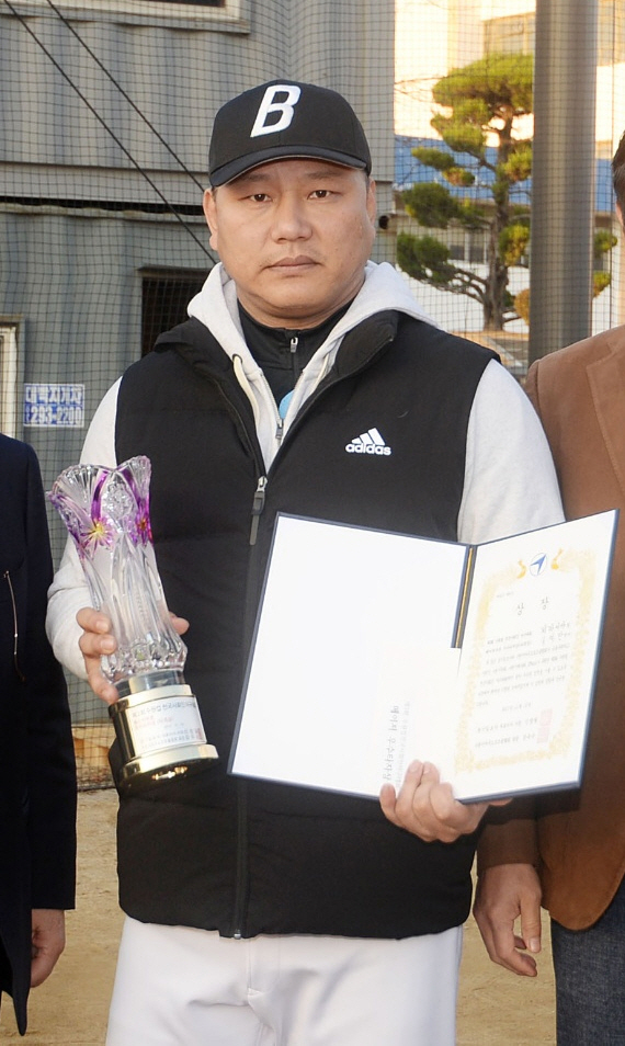 ▲ 사본 -제3회 수원컵 전국사회인야구대회 메이저리그서 타격·홈런상을 수상한 비마이카의 김억만씨.조태형기자