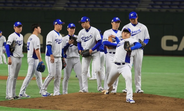 ▲ 15일 오후 일본 도쿄돔에서 열린 아시아프로야구챔피언십(APBC) 한국대표팀 훈련에서 일본전 선발 장현식이 투구를 하고 있다.연합뉴스