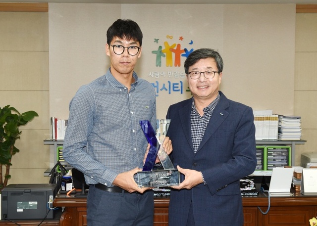 ▲ 염태영 수원시장(오른쪽)과 정현 선수가 ‘2017 ATP 넥스트 제너레이션 파이널스’ 대회 우승컵을 들고 기념촬영을 하고 있다.수원시청 제공