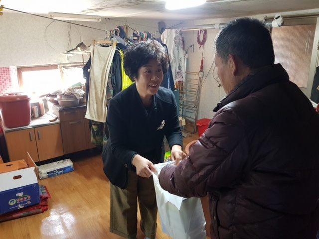 ▲ 12-2. 불현동, 복지사각지대 가정에 희망이 샘솟는 밑반찬 전달_불현동