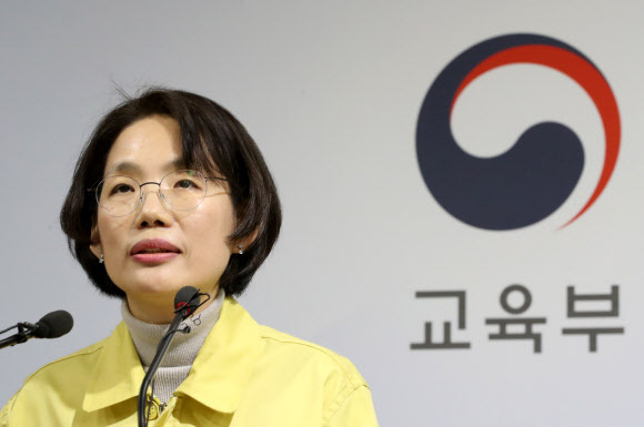 ▲ 16일 오후 정부세종청사 교육부에서 박춘란 차관이 2018학년도 대학수학능력시험 연기 관련 후속조치를 발표하고 있다. 연합뉴스