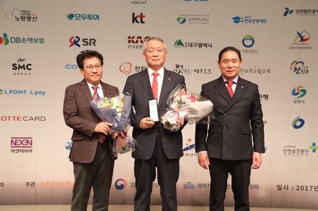 ▲ 11-16(목)[보도사진] 한국장학재단, 대한민국인터넷소통대상, 소셜미디어대상 6년 연속 수상