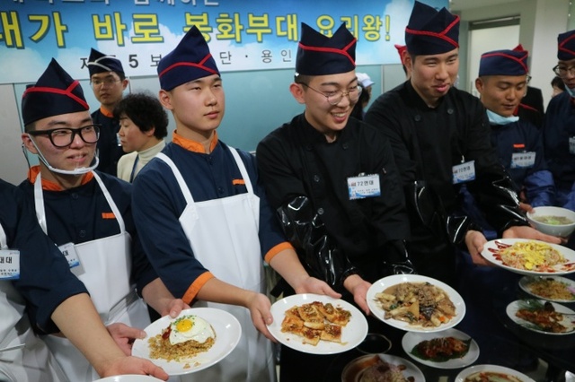 ▲ 16일 오후 용인대학교 식품영양학과 조리실습장에서 열린 육군 제55보병사단 조리병 경연대회에 참가한 조리병들이 완성된 요리를 들어보이고 있다. 송승윤기자 (1)