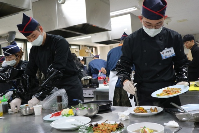 ▲ 16일 오후 용인대학교 식품영양학과 조리실습장에서 열린 육군 제55보병사단 조리병 경연대회에 참가한 조리병들이 요리를 하고 있다. 송승윤기자 (2)