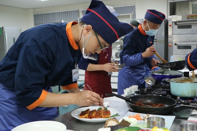 ▲ 16일 오후 용인대학교 식품영양학과 조리실습장에서 열린 육군 제55보병사단 조리병 경연대회에 참가한 조리병들이 요리를 하고 있다. 송승윤기자 (3)