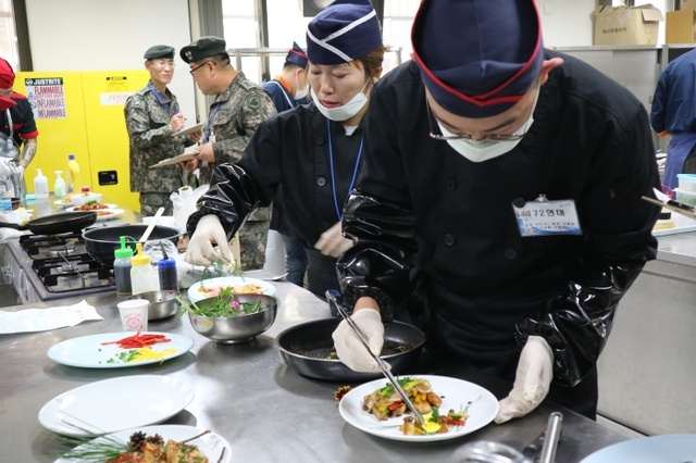 ▲ 16일 오후 용인대학교 식품영양학과 조리실습장에서 열린 육군 제55보병사단 조리병 경연대회에 참가한 조리병들이 요리를 하고 있다. 송승윤기자 (4)