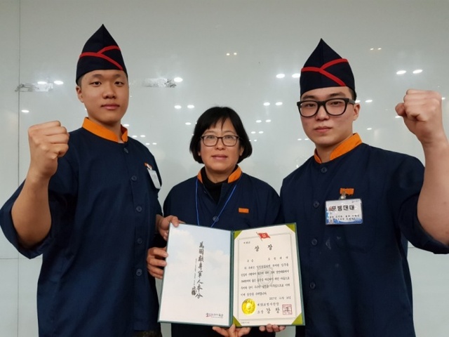 ▲ 16일 오후 용인대학교 식품영양학과 조리실습장에서 열린 육군 제55보병사단 조리병 경연대회에서 우승을 차지한 포병대대팀이 상장을 들어보이고 있다. 송승윤기자