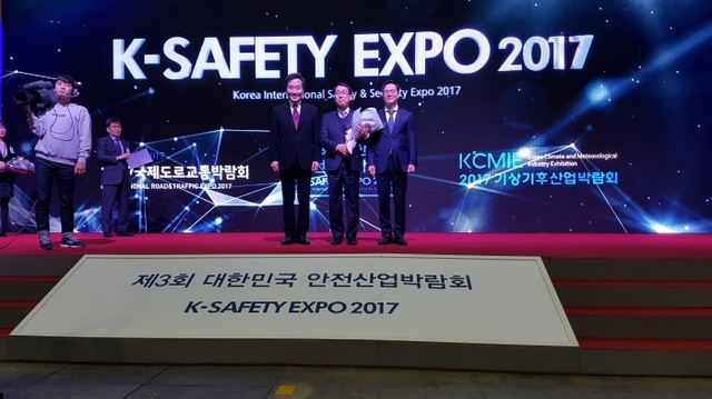 ▲ 왼쪽부터 국무총리 이낙연, 한국지역난방공사 열수송시설처장 나범찬, 누리플랜 이규홍 대표이사