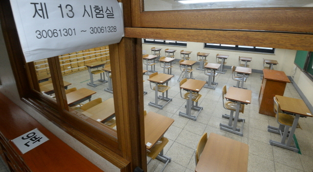 ▲ 경북 포항에서 발생한 규모 5.4 규모의 강진으로 2018학년도 대학수학능력시험이 일주일 연기된 16일 수원 수성고등학교에 마련된 시험실이 비어있다. 조태형기자